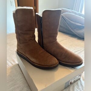 Ugg Abree Short II Size 9